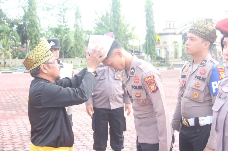 Polres Bengkalis Launching Pemasangan Tanjak dan Selempang di Mako Polres